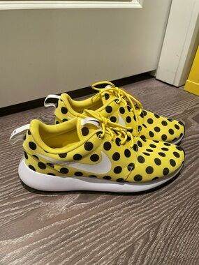 Nike Yellow Low-Top Roshe Sneakers with Black Polka Dots